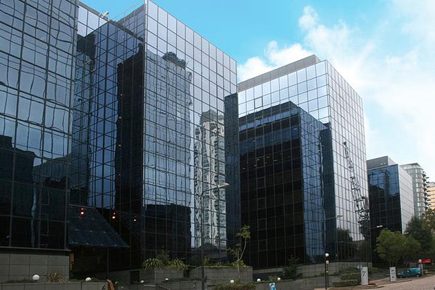 flickity_display_Equinix-London-LD8-Harbour-Exchange-Docklands-The-Mirrored-Exterior-of-Equinix-LD8