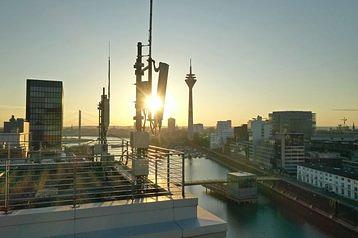 Netzausbau_Basisstation_Mast_Antenne_Sonne_Dac.width-358